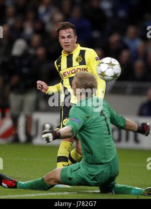 JOE HART Blöcke MARIO GOTZE MANCHESTER CITY V BORUSSIA DOR ETIHAD STADIUM MANCHESTER ENGLAND 3. Oktober 2012 Stockfoto