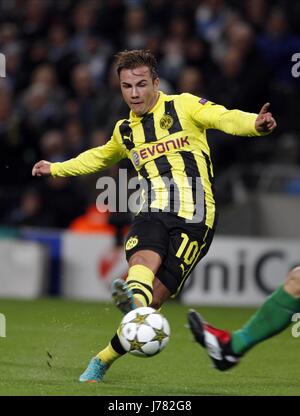 MARIO GOTZE schießt MANCHESTER CITY V BORUSSIA DOR ETIHAD STADIUM MANCHESTER ENGLAND 3. Oktober 2012 Stockfoto