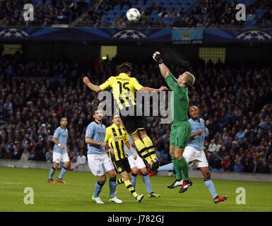 JOE HART & MATS HUMMELS MANCHESTER CITY V BORUSSIA DOR ETIHAD STADIUM MANCHESTER ENGLAND 3. Oktober 2012 Stockfoto