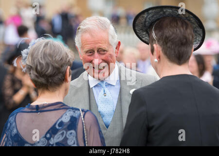 Der Prince Of Wales spricht für die Gäste während einer Garten-Party im Buckingham Palace in London, wo eine Schweigeminute für die Opfer von Terror-Anschlag von Manchester beobachtet wurde. Stockfoto