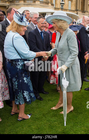 Die Herzogin von Cornwall empfängt die Gäste während einer Garten-Party im Buckingham Palace in London, wo eine Schweigeminute für die Opfer von Terror-Anschlag von Manchester beobachtet wurde. Stockfoto