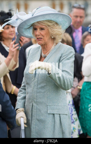 Die Herzogin von Cornwall empfängt die Gäste während einer Garten-Party im Buckingham Palace in London, wo eine Schweigeminute für die Opfer von Terror-Anschlag von Manchester beobachtet wurde. Stockfoto