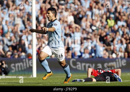 SERGIO AGÜERO feiert MANCHESTER CITY V SUNDERLAND F ETIHAD STADIUM MANCHESTER ENGLAND 6. Oktober 2012 Stockfoto