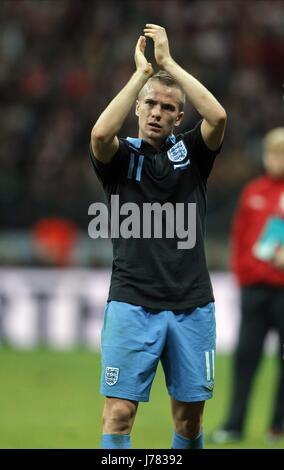 TOM CLEVERLEY APLAUDS FANS Polen V ENGLAND das Nationalstadion Warschau Polen 17. Oktober 2012 Stockfoto