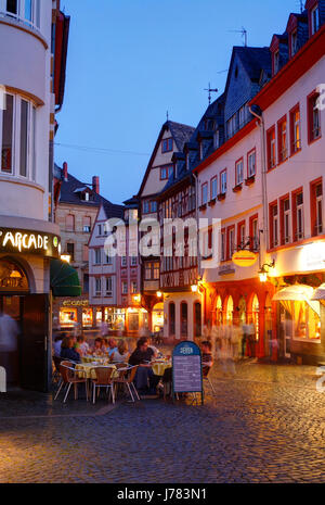 DEU, Deutschland, Mainz: Augustinerstraße, Altstadt Bei Abenddaemmerung | DEU, Deutschland, Mainz: Augustinerstraße Street, Old Town in der Abenddämmerung Stockfoto