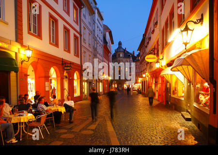 DEU, Deutschland, Mainz: Augustinerstraße, Altstadt Bei Abenddaemmerung | DEU, Deutschland, Mainz: Augustinerstraße Street, Old Town in der Abenddämmerung Stockfoto