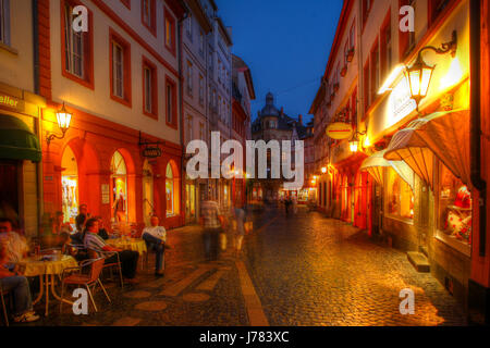 DEU, Deutschland, Mainz: Augustinerstraße, Altstadt Bei Abenddaemmerung | DEU, Deutschland, Mainz: Augustinerstraße Street, Old Town in der Abenddämmerung Stockfoto