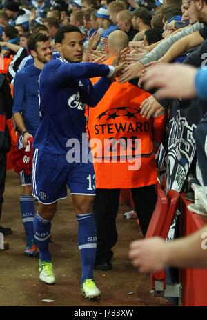 JERMAINE JONES & TEAM KARNEVALSFEST ARSENAL V SCHALKE 04 LONDON ENGLAND UK 24. Oktober 2012 Stockfoto