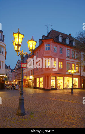 DEU, Deutschland, Mainz: Augustinerstraße, Altstadt Bei Abenddaemmerung | DEU, Deutschland, Mainz: Augustinerstraße Street, Old Town in der Abenddämmerung Stockfoto