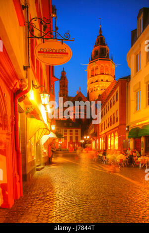 DEU, Deutschland, Mainz: Dom, Augustinerstraße, Altstadt Bei Abenddaemmerung | DEU, Deutschland, Mainz: Dom-Kirche, Augustinerstraße Straße, alte Stockfoto