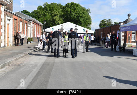 Polizeibeamte und Sicherheitspersonal am Eingang zur RHS Chelsea Flower Show im Royal Hospital Chelsea, London. Ein Sprecher der Royal Horticultural Society sagte, dass sie nach dem Angriff von Manchester eine starke Sicherheitspräsenz aufrecht erhalten habe. Stockfoto