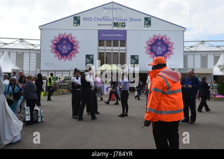 Polizeibeamte und Sicherheitspersonal bei der RHS Chelsea Flower Show im Royal Hospital Chelsea, London. Ein Sprecher der Royal Horticultural Society sagte, dass sie nach dem Angriff von Manchester eine starke Sicherheitspräsenz aufrecht erhalten habe. Stockfoto