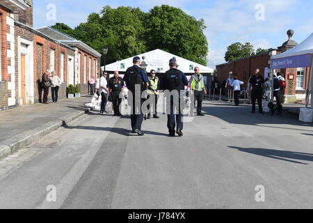 Polizeibeamte und Sicherheitspersonal am Eingang zur RHS Chelsea Flower Show im Royal Hospital Chelsea, London. Ein Sprecher der Royal Horticultural Society sagte, dass sie nach dem Anschlag in Manchester eine "starke Sicherheitspräsenz" aufrechterhält. Stockfoto