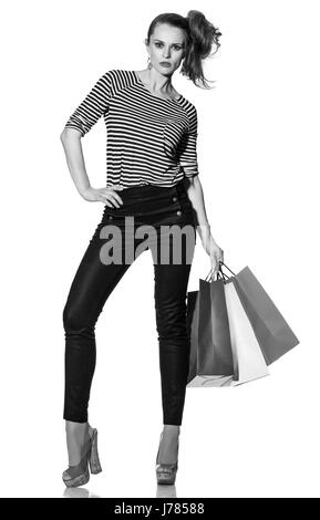 Einkaufen. Die französische Lebensart. In voller Länge Portrait von stilvollen Mode-Monger mit Einkaufstaschen von den Farben der französischen Flagge stehen isoliert auf whi Stockfoto