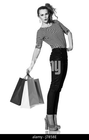 Einkaufen. Die französische Lebensart. In voller Länge Portrait von fröhliche trendige Frau mit Einkaufstüten von den Farben der französischen Flagge isoliert auf weißem Hinterg Stockfoto