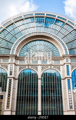 Das Exterieur des Paul Hamlyn Hall (alte Blumenhalle) Teil des Royal Opera House in Covent Garden in London. Stockfoto