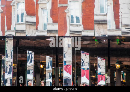 Reflexionen in den Spiegeln der Installation reflektieren London Covent Garden verzerrt. Stockfoto