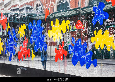 Verzerrt, Reflexionen und bunten Graffiti auf die Spiegel reflektieren London Installation in Covent Garden. Stockfoto