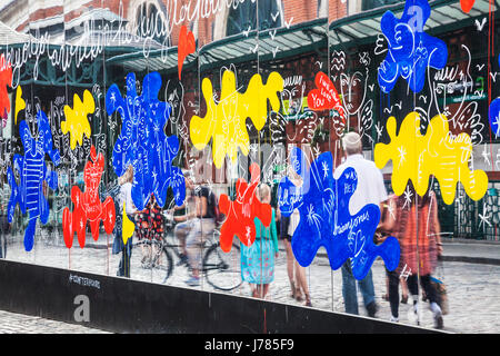 Verzerrt, Reflexionen und bunten Graffiti auf die Spiegel reflektieren London Installation in Covent Garden. Stockfoto