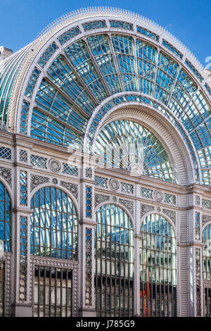 Das Exterieur des Paul Hamlyn Hall (alte Blumenhalle) Teil des Royal Opera House in Covent Garden in London. Stockfoto