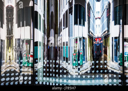 Verzerrten Reflexionen im Fenster ein modernes Bürogebäude in Soho, London. Stockfoto