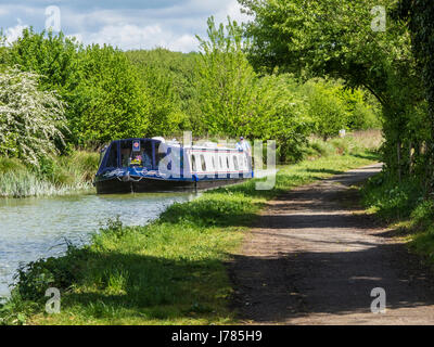 Ein Hausboot entlang der Kennet und Avon Kanal in der Nähe von wenig Bedwyn in Wiltshire. Stockfoto