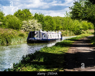 Ein Hausboot entlang der Kennet und Avon Kanal in der Nähe von wenig Bedwyn in Wiltshire. Stockfoto