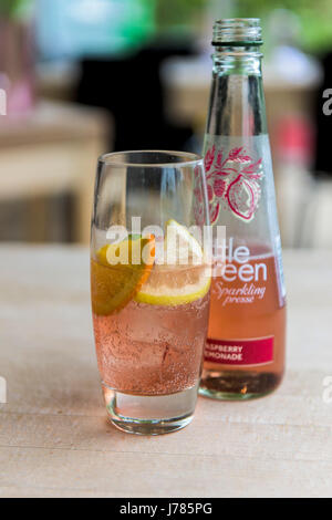 Eine Flasche Flaschengrün alkoholfreies Getränk; Funkelnde Presse; Rasberry und Limonade; Wasser mit Kohlensäure trinken; Aktualisieren; Kühles Getränk Stockfoto