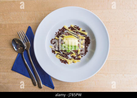 Eine Draufsicht auf ein Dessert in einem Restaurant serviert; Essen; Süße; Pudding; Schokoladenkuchen; Eis; Lecker; Attraktive; Zu behandeln; Nachsicht; Luxus; Stockfoto