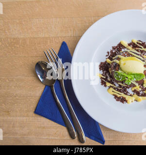 Eine Draufsicht auf ein Dessert in einem Restaurant serviert; Essen; Süße; Pudding; Schokoladenkuchen; Eis; Lecker; Attraktive; Zu behandeln; Nachsicht; Luxus; Stockfoto