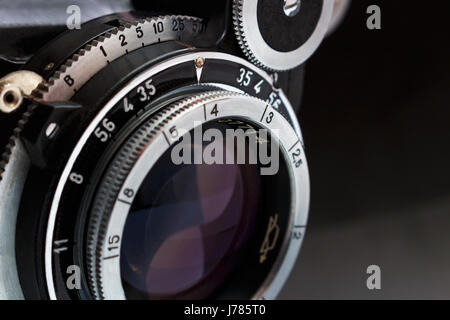 Retro-Kamera Objektiv Makro Nahaufnahme auf dunklem Hintergrund Stockfoto