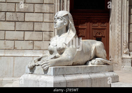 Sphinx am Eingang an der ungarischen Staatsoper (Magyar Allami Operahaz) in Budapest, Ungarn. Stockfoto