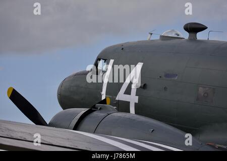 Aces High Douglas C-47 Skytrain mit dem 2. Weltkrieg d-Day-Markierungen Stockfoto