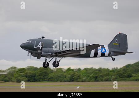 Aces High Douglas C-47 Skytrain mit dem 2. Weltkrieg d-Day-Markierungen Stockfoto