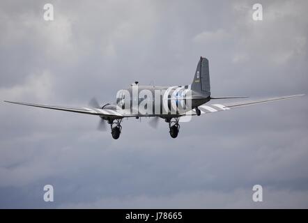 Aces High Douglas C-47 Skytrain mit dem 2. Weltkrieg d-Day-Markierungen Stockfoto