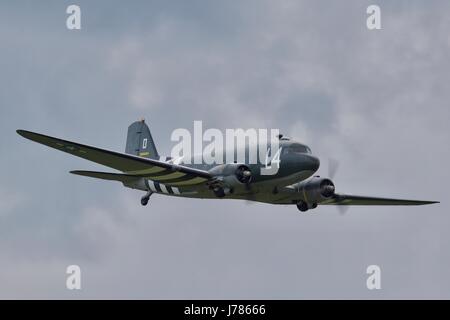 Aces High Douglas C-47 Skytrain mit dem 2. Weltkrieg d-Day-Markierungen Stockfoto