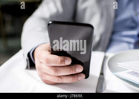 Business Mann mit Mobile Smart Phone hautnah Stockfoto