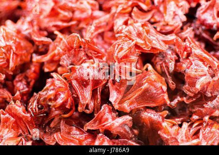 Bio getrocknete Hibiscus Flower Background. Stapel von kandierten Hibiskusblüte hautnah. Stockfoto