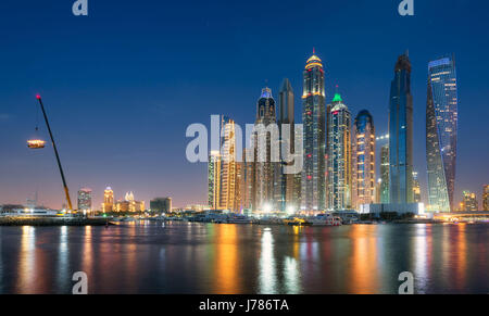 Nachtansicht der Dubai Marina mit Reflectons im Hafen zur blauen Stunde Stockfoto