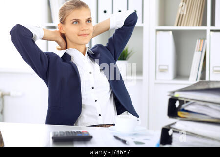 Happy Business Frau oder Frau Buchhalter haben einige Minuten für Kaffee und Freude am Arbeitsplatz Stockfoto