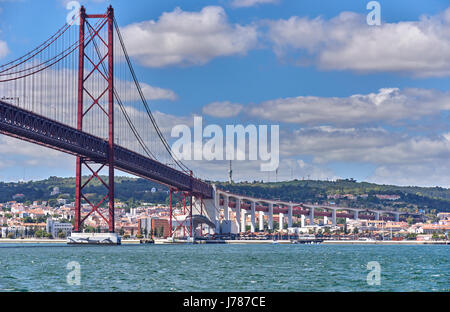 25 de Abril Brücke Ponte 25 de Abril, 25. April Bridge ist eine Hängebrücke verbindet die Stadt Lissabon Stockfoto