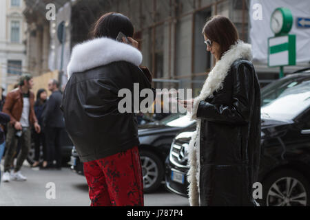 Gilda Abrosio und Giulia Tordini nach Ferragamo zeigen während der Mailand Fashion Woche Herbst/Winter 2017 Stockfoto