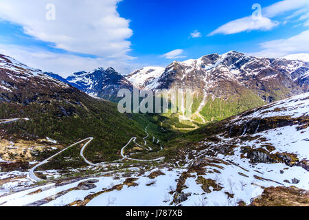 Eine kurvenreiche und schmale Straße Zugang zum Berg in Stryn. Stockfoto