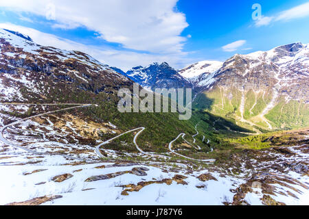 Eine kurvenreiche und schmale Straße Zugang zum Berg in Stryn. Stockfoto