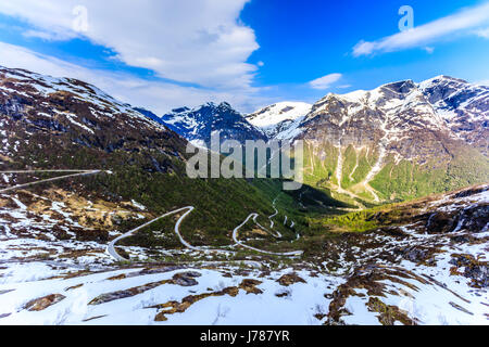 Eine kurvenreiche und schmale Straße Zugang zum Berg in Stryn. Stockfoto