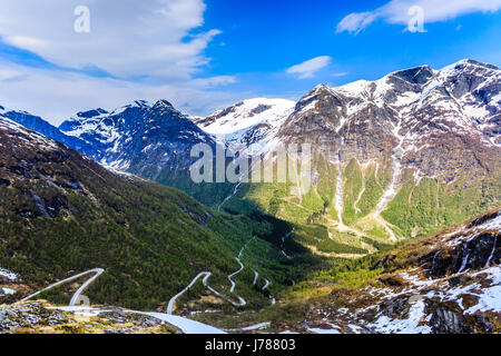 Eine kurvenreiche und schmale Straße Zugang zum Berg in Stryn. Stockfoto