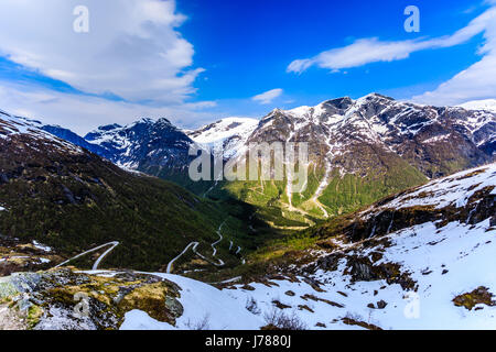 Eine kurvenreiche und schmale Straße Zugang zum Berg in Stryn. Stockfoto