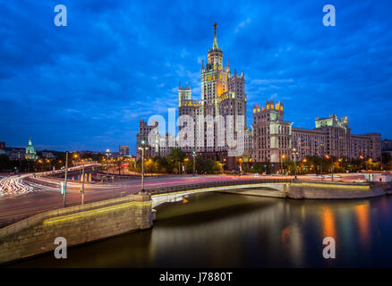 Kotelnicheskaya Damm Building, eines der sieben Schwestern von Moskau am Abend, Moskau, Russland Stockfoto