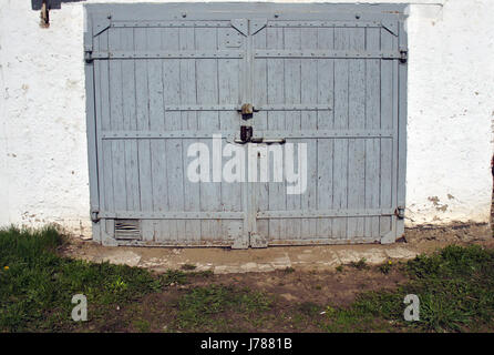 Alte große Holztor in die garage Stockfoto