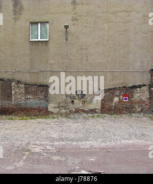 Alte Mauer und kleine Fenster, Textur, Hintergrund Stockfoto